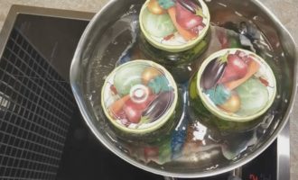 Đặt một chiếc khăn dưới đáy chảo nước và đặt lọ của chúng ta lên trên. Chúng nên được che kín đến vai. Khử trùng ở nhiệt độ vừa phải sau khi đun sôi khoảng 15 phút.