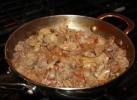 Susunod na kumuha kami ng magaspang na tinadtad na sibuyas, idagdag ito sa kawali at ihalo ang lahat nang lubusan. Ang mga malalaking sibuyas ay kailangan hindi para sa aroma at panlasa, ngunit upang ang ulam ay hindi tuyo at may nais na kapal.