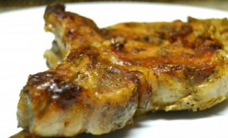 Serviți carne suculentă, roz, încă fierbinte, împreună cu ceapa din tigaie și orice garnitură la alegere. Ar putea fi cartofi, orez sau o salată ușoară - carnea va merge armonios cu orice.