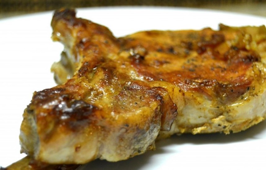 Cotlete de porc suculente într-o tigaie