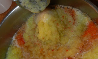 Ilipat ang paghahanda ng caviar sa isang malaking kasirola, ibuhos sa langis ng mirasol, pukawin at ilagay sa kalan. Magluto ng caviar ng gulay sa katamtamang init sa loob ng 20 minuto. pagkatapos kumulo ang timpla.