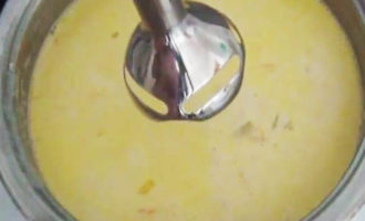 Maal de aardappelen met een stamper tot puree. Snijd de Druzhba-kazen in kleine blokjes of rasp ze op een grove rasp, voeg ze toe aan de puree en roer. Voeg vervolgens de gebakken uien en wortels toe aan dit mengsel en meng opnieuw. Giet de rest van de warme room en de aardappelbouillon bij de puree en mix alles met een staafmixer.