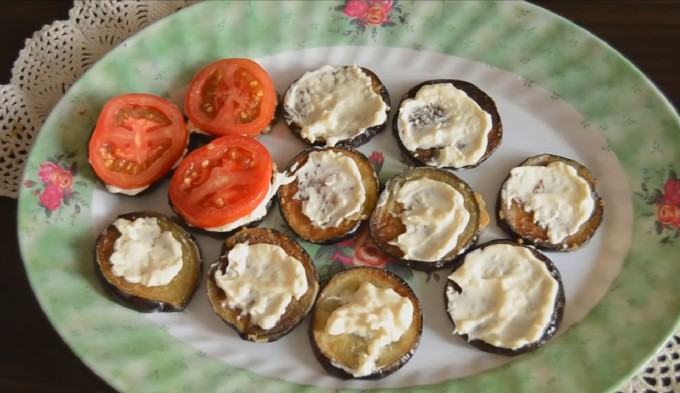 Aubergine med tomater och vitlök, stekt i en panna