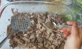 Đặt mọi thứ vào khuôn hoặc đĩa sâu lòng, thêm muối theo khẩu vị và trộn đều.
