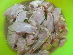 Placera behållaren med kött för att marinera i 3 timmar på en sval plats, kanske på balkongen. Placera behållaren med kött för att marinera i 3 timmar på en sval plats, kanske på balkongen.