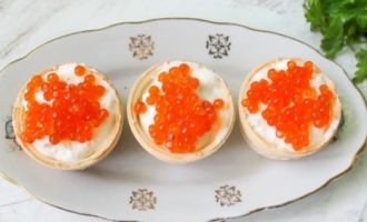 Ngayon inilalagay namin ang caviar sa itaas.