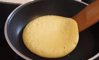 När pannkakan reser sig ska det bildas hål på den. Vänd på andra sidan och stek. Fluffiga kefirpannkakor är klara!