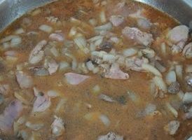 Sa sandaling ihagis mo ang mga sibuyas at ihalo ang lahat, kailangan mong ibuhos ang tubig sa kawali upang masakop nito ang mga puso at sibuyas sa pamamagitan ng isang daliri. Pagkatapos ay binabawasan namin muli ang init at iwanan ang lahat upang kumulo sa ilalim ng talukap ng mata nang hindi bababa sa isang oras. Ang buong punto ay na ang lahat ng bagay ay nilaga, mas malambot ang mga puso. Matapos nilaga ang mga puso at sibuyas, magdagdag ng asin at paminta sa panlasa at unti-unting magdagdag ng harina, patuloy na hinahalo ang ulam upang walang mga bukol.