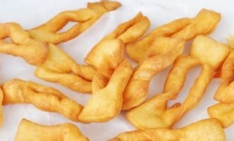 Sa isang espesyal na lalagyan (cauldron o kasirola), init ng mabuti ang langis ng gulay. Upang maghurno ng ganitong halaga ng brushwood kakailanganin mo ng hanggang 400 ML ng langis. Iprito ang brushwood sa mantika hanggang sa ginintuang kayumanggi sa magkabilang panig.