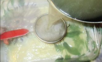 Ta sedan bort ingredienserna från den resulterande buljongen. Vi kastar bort löken och lämnar morötterna för dekoration. Se till att filtrera buljongen genom en tjock sil, häll upplöst gelatin i den och rör om. Om gelatinet inte är tillräckligt upplöst, värm det i mikrovågsugnen.