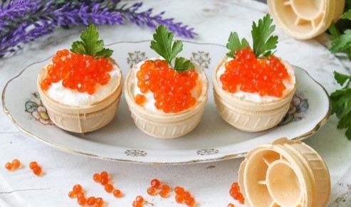 Mga tartlet na may pulang caviar