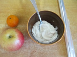 Förbered en hylsa, frukt och den nödvändiga mängden gräddfil för att baka kaninen. Förbered en hylsa, frukt och den nödvändiga mängden gräddfil för att baka kaninen.