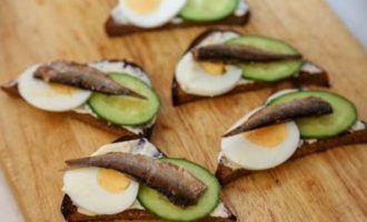 Maglagay ng isang isda (sprats) sa ibabaw.Maipapayo na ihain ang gayong mga sandwich sa mesa sa loob ng isang oras, pagkatapos ang tinapay ay unti-unting nagsisimulang mawala ang mga malutong na katangian nito.