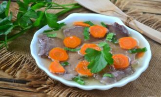 Espolvoreu el bonic aspic acabat amb herbes fresques i serviu-lo a taula! Espolvoreu el bonic aspic acabat amb herbes fresques i serviu-lo a taula!