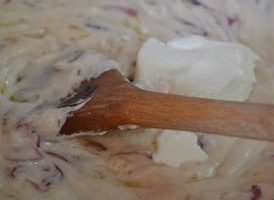 Pagkatapos ay idagdag ang kulay-gatas, ihalo at takpan ng takip. Kapag kumulo ang lahat, kailangan mong hayaang kumulo ang ulam para sa isa pang 4-5 minuto. Hindi ka dapat kumulo ng mahabang panahon - ang kulay-gatas ay maaaring maghiwalay dahil sa matagal na pag-simmer.