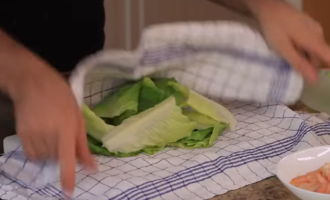 Rửa rau diếp Iceberg và lau khô trên khăn bếp. Bỏ phần lá phía trên rồi vứt đi, dùng tay xé phần còn lại (không dùng dao cắt để tránh bị đắng).