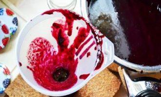 Plaats een gieter in de voorbereide potten en giet kokende jam, laat 1 cm vrij tot de randen van de pot. Alle potten met schroefdoppen erop schroeven of oprollen, afvegen met een vochtige doek, omdraaien en afdekken met een warme deken. Laat 1-2 dagen afkoelen zonder temperatuurveranderingen. Zet het in de bijkeuken of kelder.