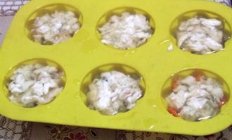 Till aspicen väljer vi vackra formar, kanske från muffins, och lägger vackert hackade kokta morötter på botten. Lägg bitar av gös på morötterna. Häll den förberedda buljongen över fisken. Dekorera rätten med örter, citron, röda bär och konserverade ärter. Ställ formarna med fyllningen i kylen i 5 timmar.