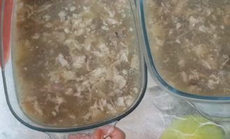 Chúng ta đợi món ăn nguội rồi cho vào tủ lạnh cho đến khi cứng hẳn.