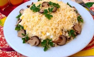 Col·loqueu l'amanida en forma de monticle preciós en un plat, empolvoreu-ho amb formatge ratllat finament i guarniu-ho amb els rams de verdures i la resta de bolets.