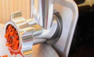 Acum trebuie să treceți toate ingredientele tăiate printr-o mașină de tocat carne (sau să le măcinați folosind un blender, dar acest lucru va dura mult mai mult timp și s-ar putea ca cuțitele blenderului să nu poată face față).