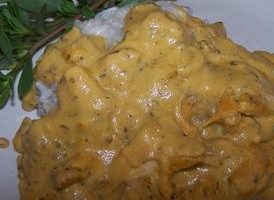 Sa dulo ng simmering, patayin ang apoy at hayaang magluto ang ulam para sa isa pang 5-7 minuto. Kapag tumibok na ang mga puso, ilagay ito sa isang plato at ihain. Ang mga puso ay magiging mahusay at makatas.