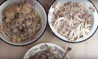 Se strecoară bulionul printr-o sită (puteți căptuși sita și cu tifon), și lăsați carnea să se răcească.
