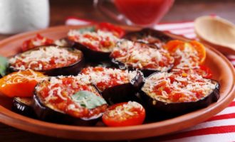 Aubergine med tomater och vitlök, stekt i en panna