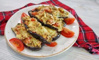 Aubergine med tomater och ost, bakade i ugnen