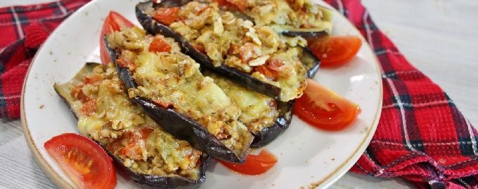 Aubergine med tomater och ost, bakade i ugnen