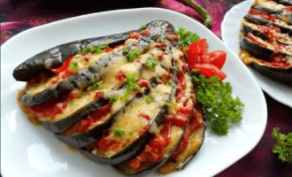 Aubergine med ost och tomater, bakade i ugnen