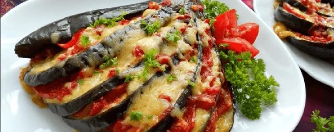 Aubergine med ost och tomater, bakade i ugnen