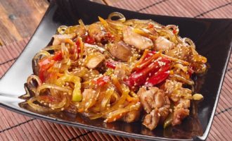 Funchoza với thịt gà và rau