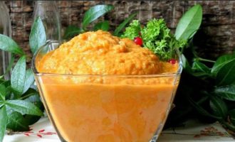 Squash kaviar genom en köttkvarn