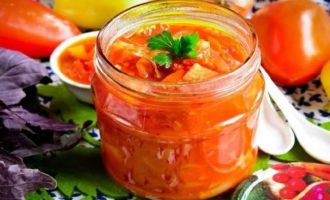 Lecho med tomatpuré och paprika för vintern