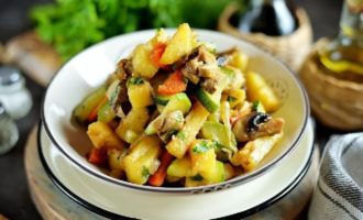 Rau hầm với bí xanh và khoai tây