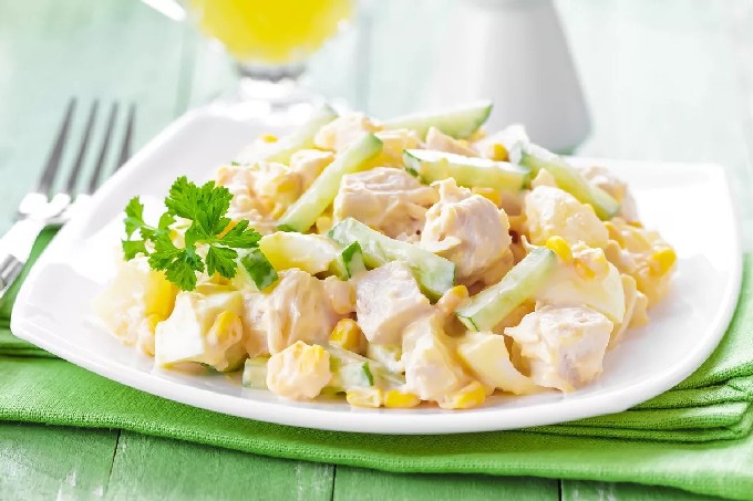 สลัดไก่และสับปะรด