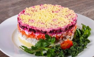 Cá trích cổ điển dưới lớp lông với trứng