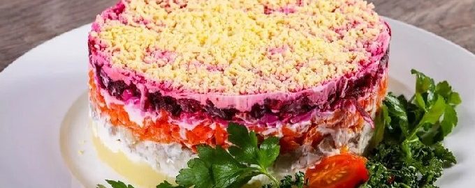 Klasszikus hering bunda alatt tojással