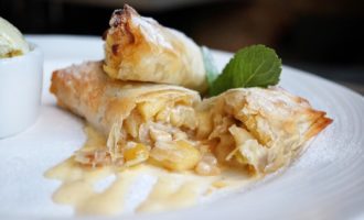 Strudel với bánh phồng táo