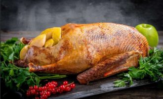 Ngỗng ngon ngọt nướng trong lò
