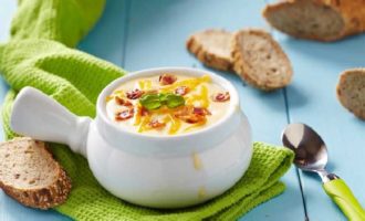 Súp phô mai với phô mai tan chảy