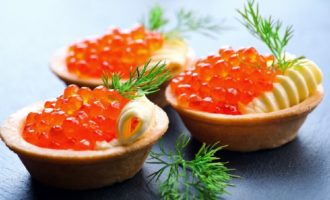 Tartlets với trứng cá muối đỏ