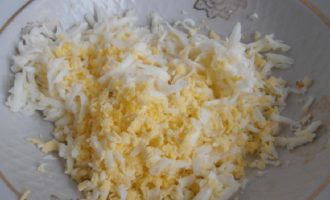 Làm thế nào để nấu cá trích dưới một chiếc áo khoác lông? Rửa thật sạch củ cải, cà rốt và khoai tây rồi nấu trong nước không muối cho đến khi chín hoàn toàn. Chúng tôi cũng luộc trứng thật kỹ. Chúng ta làm sạch và xay nhuyễn tất cả các nguyên liệu, cho vào đĩa riêng.