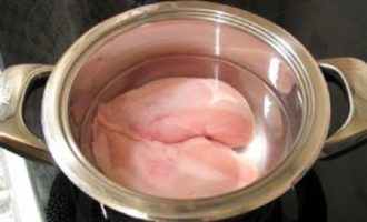 Pentru a pregăti salata Olivier cu pui după rețeta clasică, pregătiți carnea. Fierbeți pieptul de pui în apă puțin sărată, lăsați-l să se răcească în bulion, apoi tăiați-l cubulețe mici.