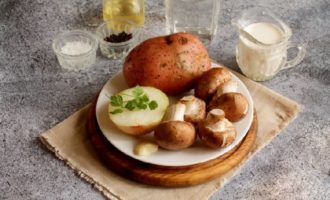 Abans de començar a preparar una deliciosa sopa de bolets a base de xampinyons i nata, prepara tots els ingredients necessaris, escollint-ne els de més qualitat i frescos. Utilitzeu espècies segons el vostre gust, però tingueu en compte que la farigola i la nou moscada mòlta són les millors addicions a aquest plat.