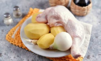 Com cuinar el pollastre amb patates al forn en una safata de forn? En primer lloc, heu de preparar tots els ingredients per coure el pollastre i les patates. Esbandiu el pollastre i assequeu-lo amb paper absorbent, peleu les cebes i les patates i després esbandiu amb aigua corrent. Com cuinar el pollastre amb patates al forn en una safata de forn? En primer lloc, heu de preparar tots els ingredients per coure el pollastre i les patates. Esbandiu el pollastre i assequeu-lo amb paper absorbent, peleu les cebes i les patates i després esbandiu amb aigua corrent.