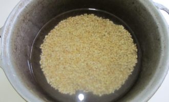 Com cuinar una deliciosa sopa de bolets a partir de bolets secs? Perquè l'ordi perlat bulli més ràpid, primer remulleu-lo amb aigua durant la nit. Escorreu l'aigua del cereal, esbandiu-lo, aboqueu-lo en una cassola i deixeu-ho coure durant 30-40 minuts.