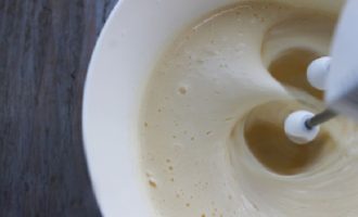 Hur bakar man en fluffig sockerkaka i ugnen enligt ett klassiskt recept? Äggen ska vara i rumstemperatur, så vi tar ut dem ur kylen i förväg. Bryt äggen i en djup skål, använd en mixer, vispa dem tills ett fluffigt skum bildas tills massan får en ljus krämfärgad färg.Tillsätt sedan socker i äggblandningen, medan du fortsätter att vispa. Tillsätt en nypa salt och vanilj.