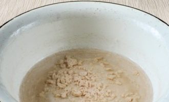 Cum se coace chifle din aluat de drojdie în cuptor? Cheia pentru un aluat bun este un aluat făcut corect. Luați 150 de mililitri de apă caldă (temperatura nu mai mare de 40ºC).Se sfărâmă 20 de grame de drojdie proaspătă în apă caldă (frecați-o cu degetele cât mai bine posibil pentru a evita cocoloașele).